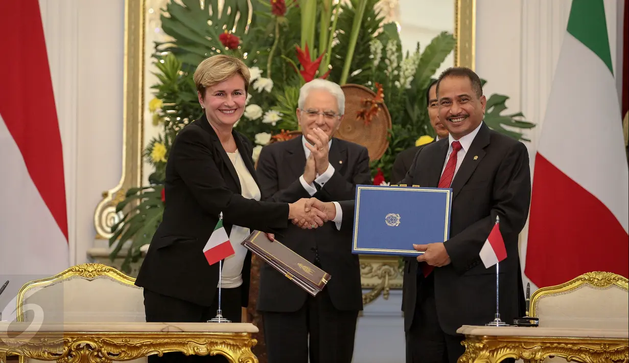 Indonesia dan Italia menandatangani dua nota kesepahaman (MoU), yaitu tentang kebijakan bebas visa bagi pemegang paspor diplomat dan dinas serta MoU tentang kerja sama pariwisata, Jakarta, Senin (9/11/2015). (Liputan6.com/Faizal Fanani)