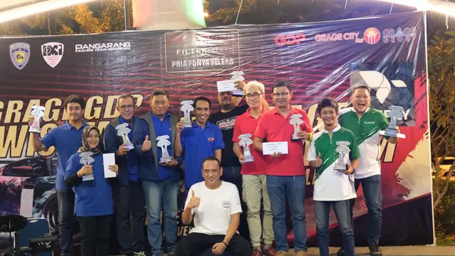 Para pemenang di Kejuaraan Daerah Slalom dan Kejuaraan Nasional Time Rally