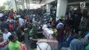 Ratusan penumpang menumpuk menunggu kedatangan kapal laut yang akan keluar Jawa Timur di Dermaga Gapura Surya Nusantara, Pelabuhan Tanjung Perak, Surabaya, Jawa Timur, Kamis (30/5/2019). PT Pelindo III memprediksi puncak arus mudik keluar Jawa Timur tgl 1 Juni 2019. (merdeka.com/Dwi Narwoko)