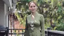 Pada kesempatan ini, BCL juga tampak anggun dalam balutan kebaya kurung yang elegan. [Foto: Instagram/ Bclsinclair]