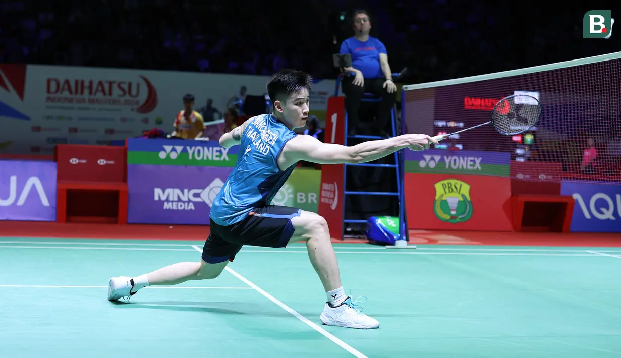 <p>Tunggal putra Thailand, Kantaphon Wangcharoen berusaha menempatkan bola di depan net saat menghadapi tunggal putra Indonesia, Anthony Sinisuka Ginting pada laga babak 32 besar Indonesia Masters 2024 di Istora Senayan, Jakarta, Rabu (24/1/2024). Kantaphon Wangcharoen kalah straight game 13-21, 15-21. (Bola.com/M Iqbal Ichsan)</p>