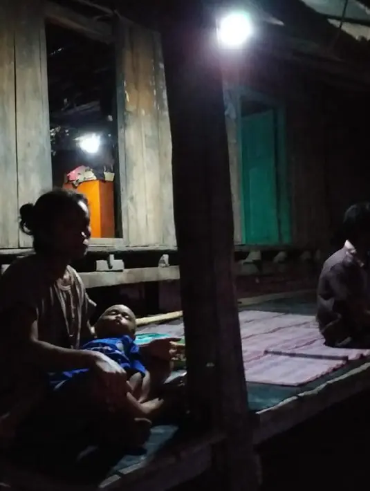 Warga menikmati Lampu Tenaga Surya Hemat Energi (LTSHE) di Dusun Katikupelang, Desa Petawang, Kecamatan Umalulu, Kabupaten Sumba Timur, NTT, Rabu (21/11). Tahun 2018, sebanyak 2.024 unit akan dipasang di Pulau Sumba (Liputan6.com/HO/Hadi M Djuraid)