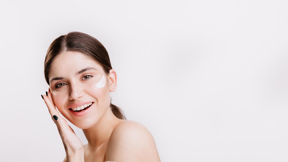 Cara Mengaplikasikan Full Face Makeup Dengan Produk Krim