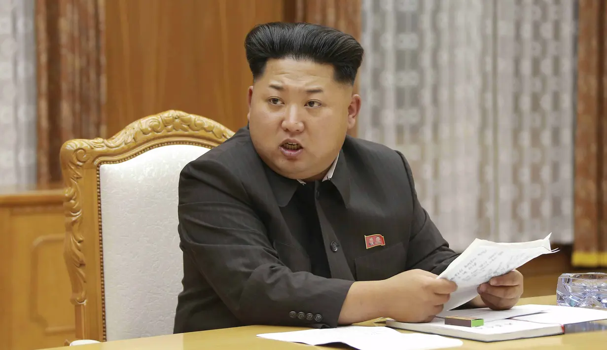 Kim Jong-un melarang warganya bertindik dan memakai pakaian model Barat. 