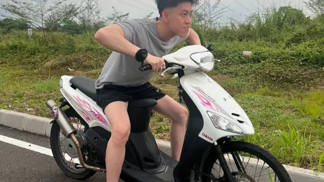 Rich Brian naik motor matic di Indonesia jadi sorotan. (credit:instagram.com/brianimanuel)
