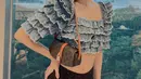 Pretty Lisa BLACKPINK. Potretnya bak Barbie hidup dengan atasan cropped denim bertumpuk, dipadu dengan celana berwarna cokelat yang pas. Foto: Instagram.