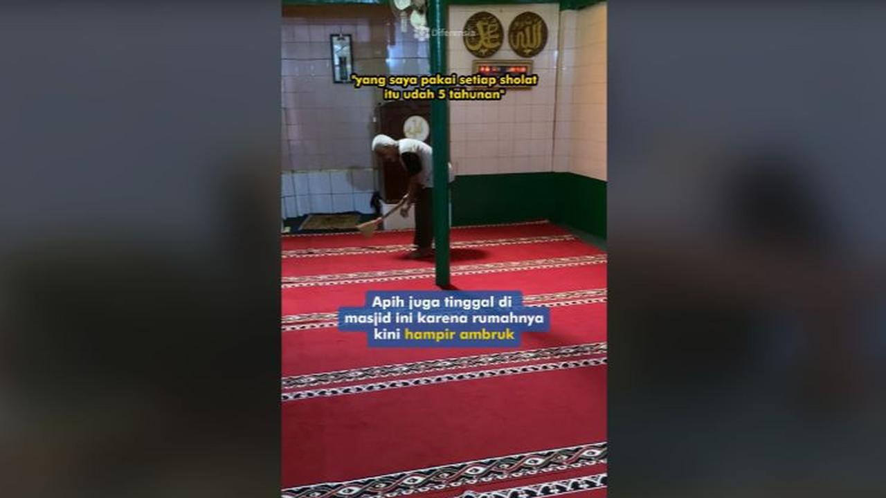 Sedihnya, Abah Apih terlihat mengenakan sarung usang ketika hendak salat. Bahkan, sarung Abah Apih tampak sudah rusak dan robek.<br>
