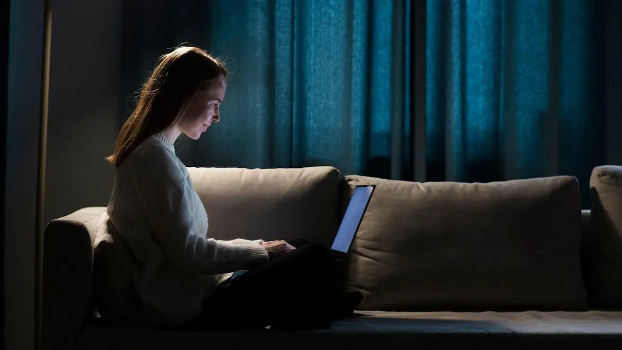 Is it True That Reading in the Dark Can Damage Your Eyes? Here’s the Explanation!