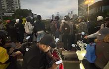Momen Pengendara Berhenti di Fly Over Slipi, Lihat Bekas Kerusuhan Demo Hari Ini