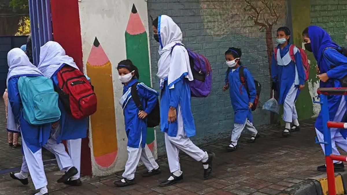 Menembus Selimut Kabut Asap, Pelajar di Pakistan Kembali ke Sekolah