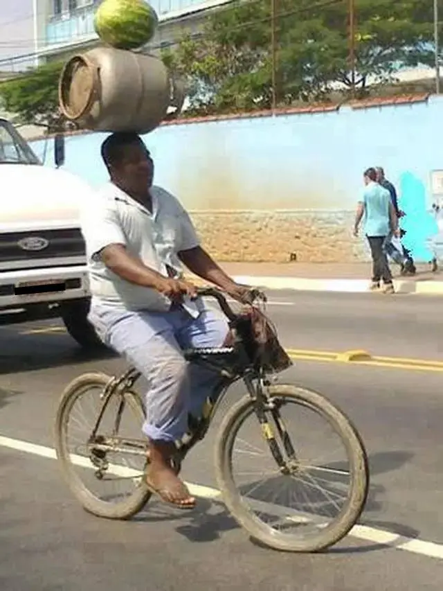 10 Potret Orang Bawa Barang di Atas Kepala Ini Tetap Seimbang, Bikin Takjub
