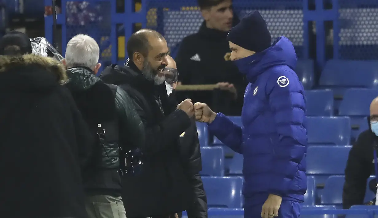 Thomas Tuchel menghampiri pelatih Wolverhampton Wanderers, Nuno Espirito Santo menjelang kick off laga lanjutan Liga Inggris 2020/21 pekan ke-20 di Stamford Bridge, Rabu (27/1/2021). (Pool via AP/Richard Heathcote)