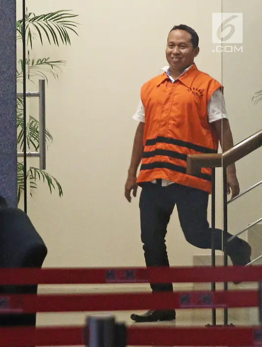 Anggota DPRD Kota Malang, Sahrawi berjalan usai diperiksa KPK, Jakarta, Kamis (5/4). Sahrawi ditahan KPK sebagai tersangka terkait kasus dugaan suap pembahasan APBD-P Pemkot Malang tahun anggaran 2015. (Liputan6.com/Herman Zakharia)
