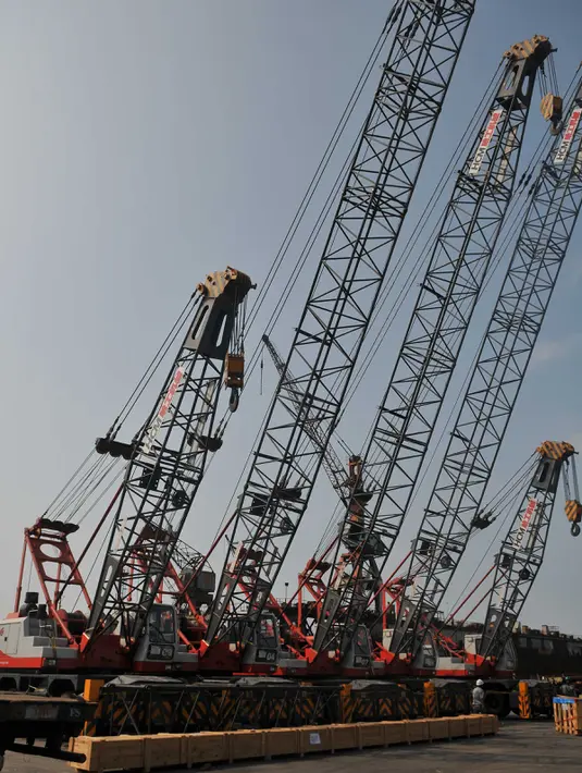 Mobil Crane yang diberi garis polisi di PT. Pelabuhan Indonesia (Pelindo) II, Jakarta, Rabu (6/1). Crane tersebut disita karena ada dugaan tindak pidana korupsi dan pencucian uang dalam pengadaan unit crane oleh RJ Lino. (Liputan6.com/Gempur M Surya)