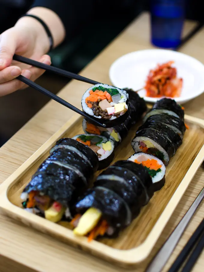 Tips Memakai Sumpit Ala Korea yang Mudah Digunakan