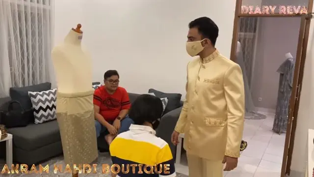 7 Potret Reza D'Academy Fitting Baju Pernikahan, Tampil Menawan