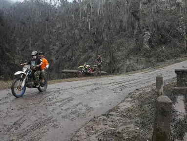 Relawan penyelamat hewan melintas di kawasan radius 3 km dari puncak Gunung Agung di Desa Sebudi, Karangasem, Bali, Senin (4/12). Erupsi Gunung Agung menyebabkan kawasan dalam radius terdampak mengalami kerusakan. (Liputan6.com/Immanuel Antonius)