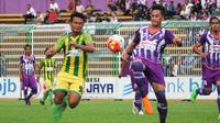PSGC (kanan) menggulung Persip dengan skor 3-0 di Ciamis (20/8/2016). Hasil ini membuat rivalitas PSGC dengan PSCS di Grup 3 makin panas. (Bola.com/Robby Firly)