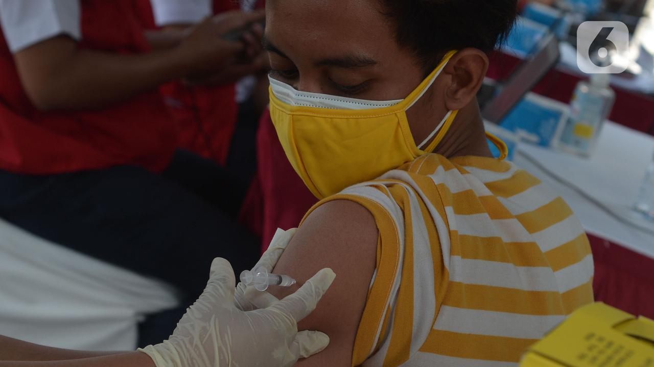 Vaksinasi Bagi Pengguna KRL dan Masyarakat Umum di Stasiun Jakarta Kota