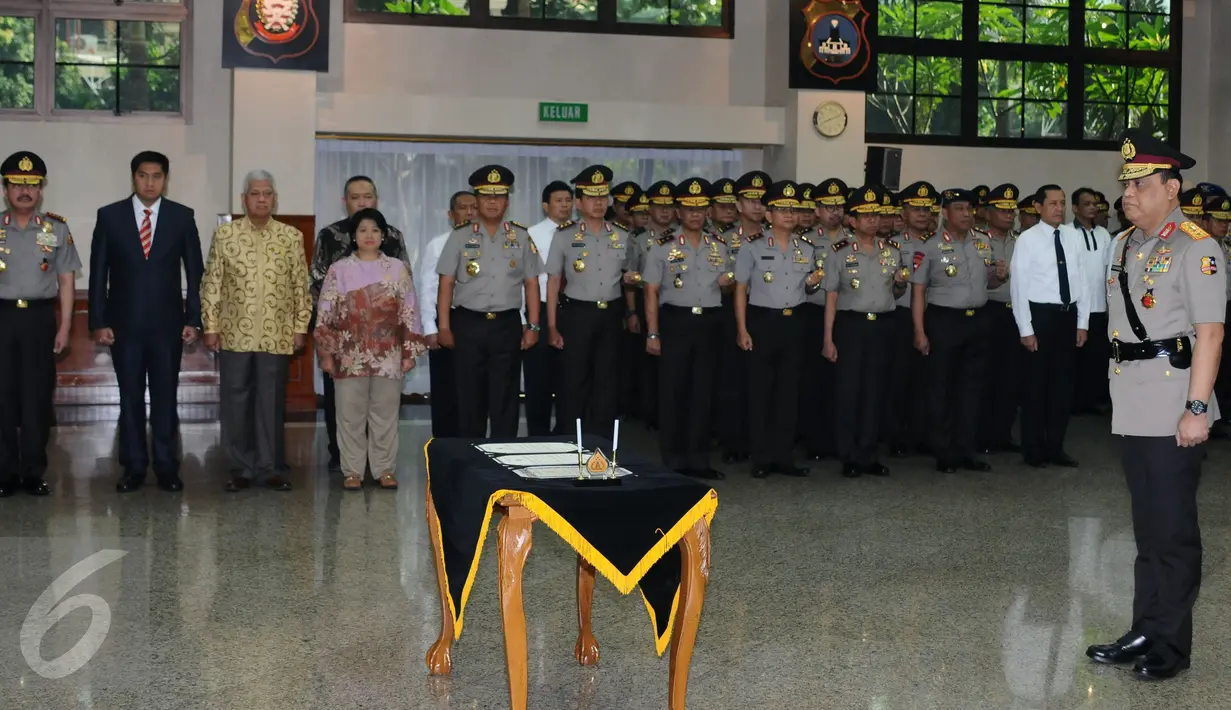 Komjen Pol Syafruddin (kanan) saat dilantik menjabat Wakapolri di Mabes Polri, Jakarta, Sabtu (10/9). Komjen Pol Syafruddin menggantikan Jenderal Pol Budi Gunawan yang menjadi Kepala Badan Intelijen Negara (BIN). (Liputan6.com/Helmi Fithriansyah)