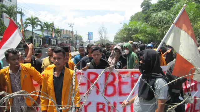Mahasiswa dan polisi terlibat bentrok saat demonstrasi memperingati tewasnya Randi-Yusuf di Kendari.(Liputan6.com/Ahmad Akbar Fua)