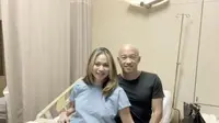 Kinaryosih jelang melahirkan bersama sang suami (Foto: Instagram)