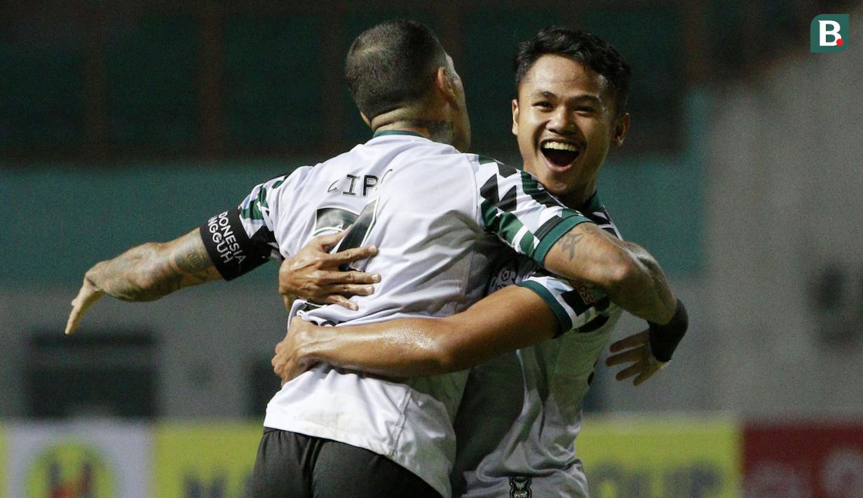 Pemain Persikabo 1973, Dimas Drajad, melakukan selebrasi bersama Ciro Alves usai mencetak gol kedua timnya ke gawang Barito Putera dalam laga pekan ke-4 BRI Liga 1 2021/2022 di Stadion Wibawa Mukti, Cikarang, Kamis (23/9/2021). Persikabo menang 3-0. (Bola.com/M Iqbal Ichsan)