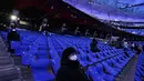 Orang-orang menunggu upacara pembukaan Olimpiade Musim Dingin 2022 di Beijing, China, Jumat (4/2/2022). Upacara pembukaan Olimpiade Musim Dingin 2022 akan digelar malam ini. (AP Photo/Jae C.Hong)