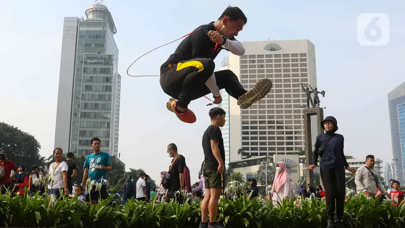 Gaya Tya Ariestya Saat Main Lompat Tali di Bundaran HI Jakarta