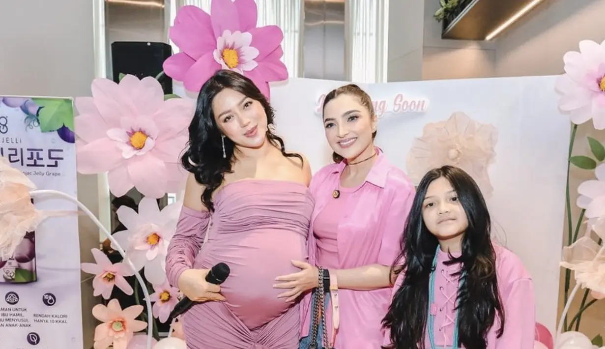 Pada kesempatan ini, Ashanty juga tampak menghadiri pesta baby shower yang berlangsung. [Foto: Instagram/ Jessica Iskandar]