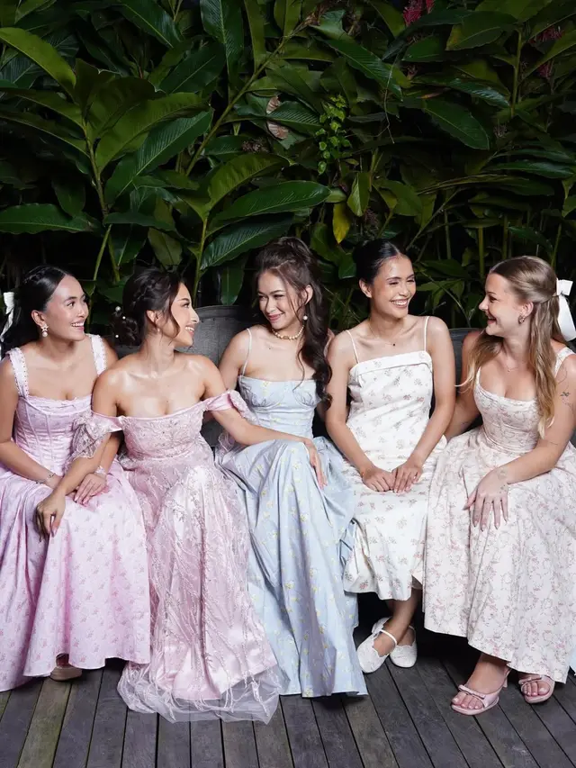 Didapuk Jadi Bridesmaid Jennifer Coppen, Pesona Rebecca Klopper Bergaya Bridgerton dengan Dress Floral Rp4 Jutaan