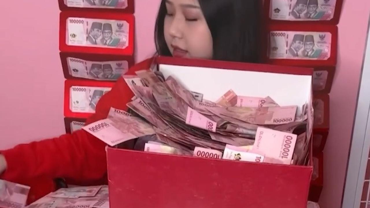 Jika mayoritas artis menunjukkan momen perayaan Imlek bersama keluarga, Sisca Kohl punya cara unik tersendiri. Istri dari Jess No Limit ini memilih merayakan Imlek dengan membagikan angpao kepada followersnya yang beruntung.