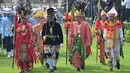 Sejumlah anak-anak yang memakai baju adat Indonesia pun ikut menyambut kedatangan Paus Fransiskus di Istana Merdeka. (BAY ISMOYO / POOL / AFP)