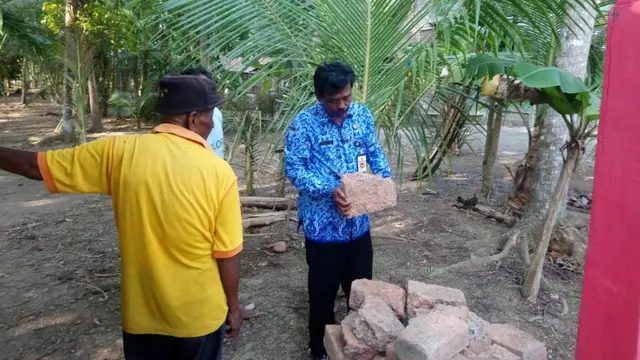 Warga Kalikudi, Cilacap mengamankan sebanyak 50 batu bata kuno berukuran jumbo. (Foto: Liputan6.com/BPCB Jateng/Muhamad Ridlo)