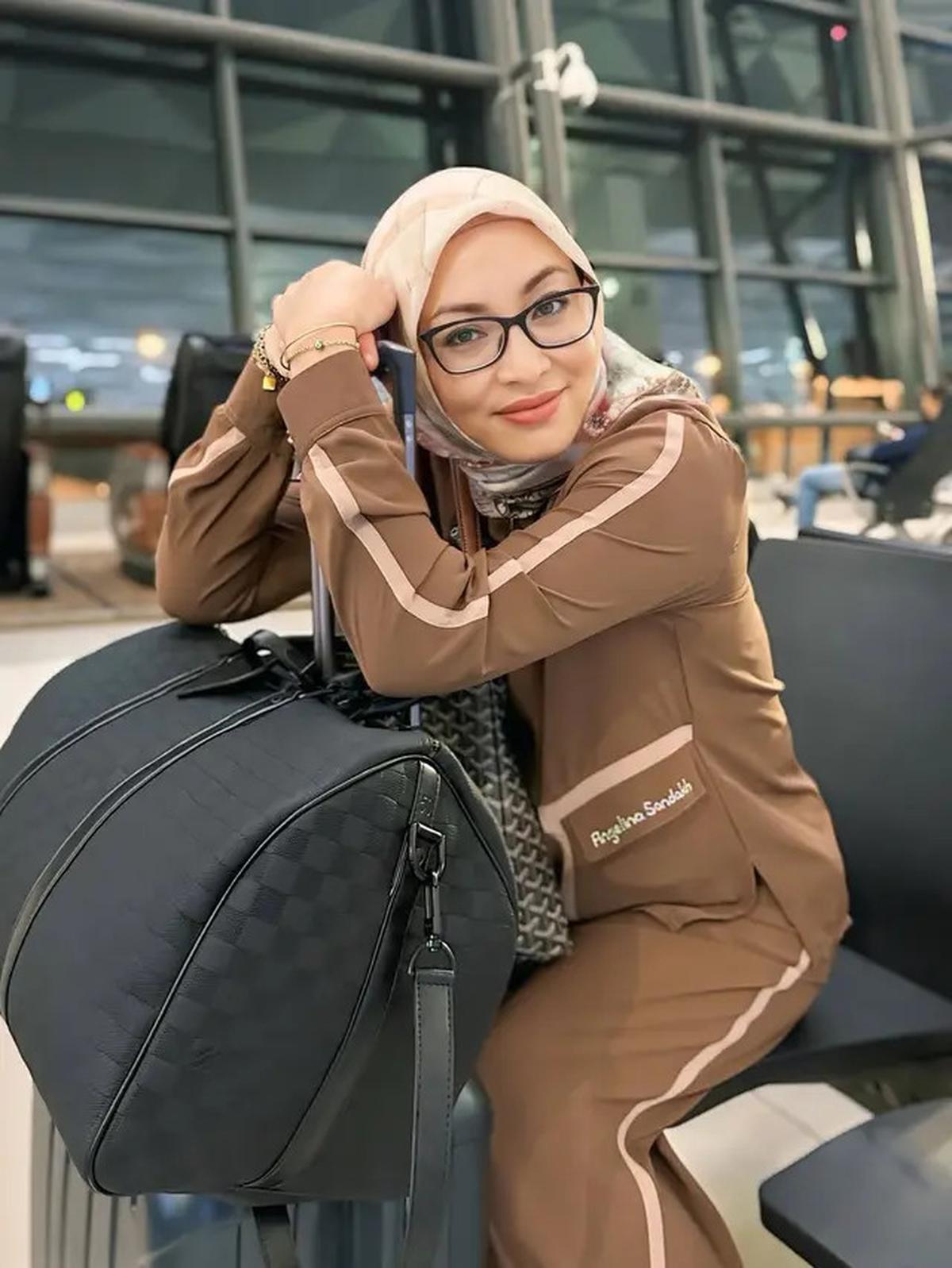 5 Gaya Angelina Sondakh saat di Bandara, Feminin dan Profesional