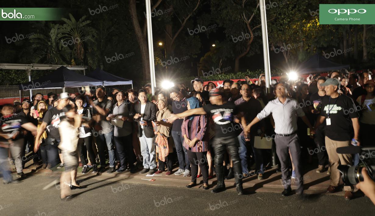 Ratusan warga Indonesia hadir dalam acara Meet and Greet bersama Rio Haryanto yang digelar di Kantor Konsulat Jenderal Republik Indonesia di Melbourne, Australia, Rabu (16/3/2016). (Bola.com/Yus Mei Sawitri)