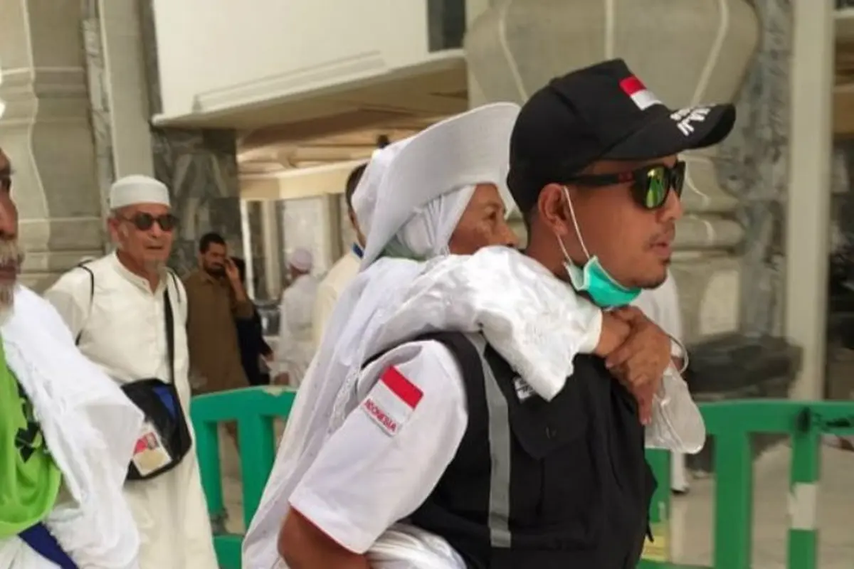 Petugas gendong calon haji Indonesia