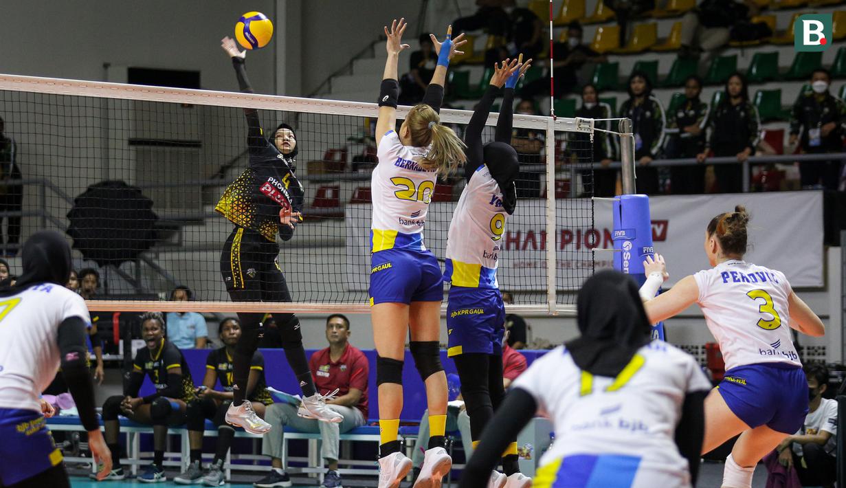 Pemain Gresik Petrokimia Pupuk Indonesia, Bela Sabrina Agustina (kiri) melepaskan spike saat laga grand final PLN Mobile Proliga 2022 melawan Bandung Bjb Tandamata di Padepokan Voli Jenderal Polisi Kunarto, Sentul, Sabtu (26/03/2022). (Bola.com/Bagaskara Lazuardi)