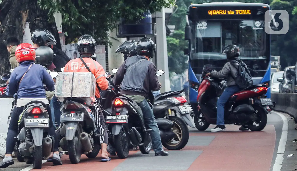 Operasional Transjakarta terganggu akibat banyaknya pengendara yang memutar balik kendaraanya. (Liputan6.com/Angga Yuniar)