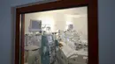 Pasien bernapas melalui masker oksigen di ICU rumah sakit University Clinical Center di Banja Luka, 4 November 2021. Ketika corona mengamuk di negara-negara tetangga, para dokter di Bosnia bersiap menghadapi ancaman gelombang baru di negara Balkan yang memiliki tingkat vaksinasi rendah. (AP Photo)