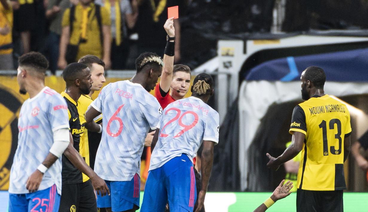 Pada menit ke-35 Manchester United harus bermain dengan 10 pemain akibat Aaron Wan Bissaka menerima kartu merah langsung akibat pelanggaran menginjak kaki gelandang Young Boys, Christopher Martins. (Foto: Keystone via AP/Alessandro della Valle)