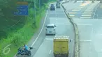 Pengendara motor berusaha memutar arah setelah memasuki Tol Ulujami - Serpong, Tangerang Selatan, Jumat (14/4). Minimnya rambu dan penjagaan petugas, membuat pengendara motor tersebut terjebak masuk ke jalur menuju pintu Tol. (Liputan6.com/Helmi Afandi)