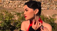 Gaun Backless Merah Selena Gomez di Pernikahan Sahabat Sang Tunangan Benny Blanco