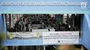 Pedagang berjualan di Jembatan Penyeberangan Multiguna (JPM) atau Skybridge Tanah Abang, Jakarta, Rabu (23/1). Ombudsman DKI Jakarta menyarankan Gubernur DKI Jakarta Anies Baswedan memperluas Skybridge Tanah Abang. (Liputan6.com/Faizal Fanani)