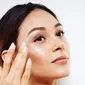 Berapa banyak pakaian Anda yang telah terkena noda makeup? Berikut ini adalah satu trik cerdas menghilangkan noda makeup pada pakaian.