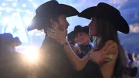 Adan Banuelos dan Bella Hadid menghadiri The American Performance Horseman oleh Teton Ridge di Globe Life Field pada 08 Maret 2024 di Arlington, Texas. (Dok: Teton Ridge/AFP)