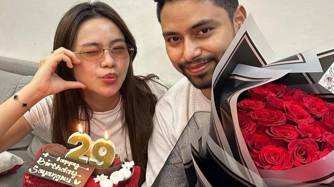 Kejutan Buat Bahagia, Potret Lady Rara Dilamar Kekasih di Atas Panggung Tepat di Momen Ulang Tahunnya