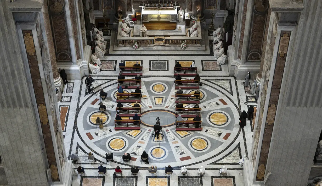 Suasana misa peringatan 100 tahun kelahiran Paus Yohanes Paulus II yang dipimpin Paus Fransiskus di Basilika Santo Petrus, Vatikan, Senin (18/5/2020). Basilika Santo Petrus kembali dibuka setelah ditutup lebih dari dua bulan akibat pandemi COVID-19. (Vatican Media via AP)