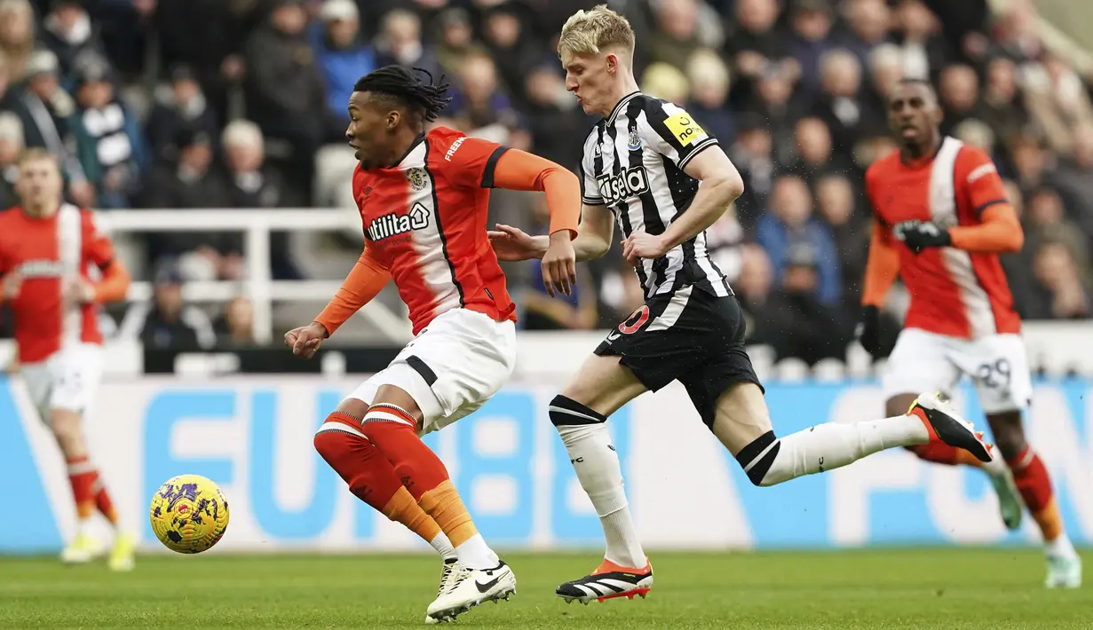 Pemain Luton Town, Gabriel Osho (tengah kiri) menggiring bola dibayangi pemain Newcastle United, Anthony Gordon pada laga lanjutan Liga Inggris 2023/2024 di St James' Park, Newcastle, Inggris, Sabtu (03/02/2024). (AP Photo/PA/Owen Humphreys)