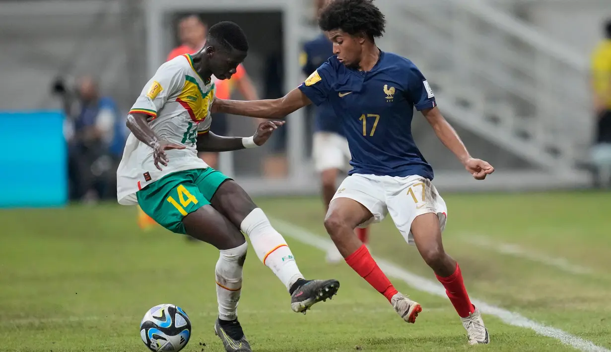 Pemain Prancis U-17 dan Senegal U-17 saling menciptakan peluang. (AP Photo/Dita Alangkara)